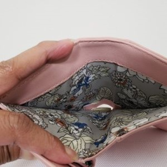 ♡Wristlet pink with floral interior *HM or MH initials *excellent condition - Picture 4 of 6